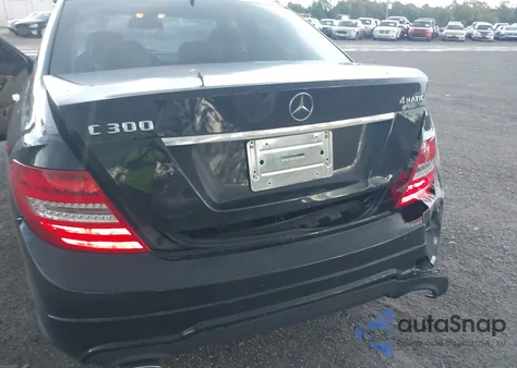 2013 Mercedes-Benz C 300 Luxury 4Matic/Sport 4Matic z USA, uszkodzony, nr VIN WDDGF8AB7DR249298